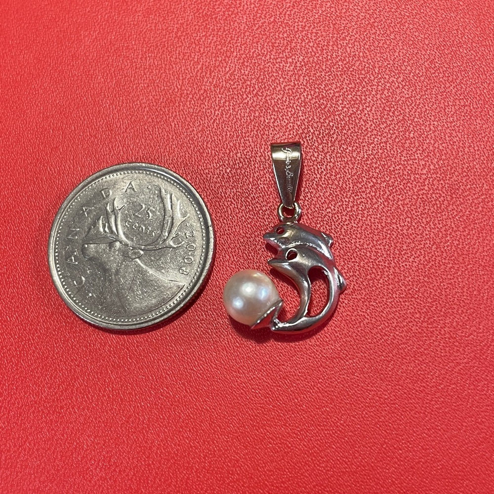 18kt Pendent (Dolphin) GENIO & BEUETTI Branded
Premium Quality. 
Pearl Pendent.